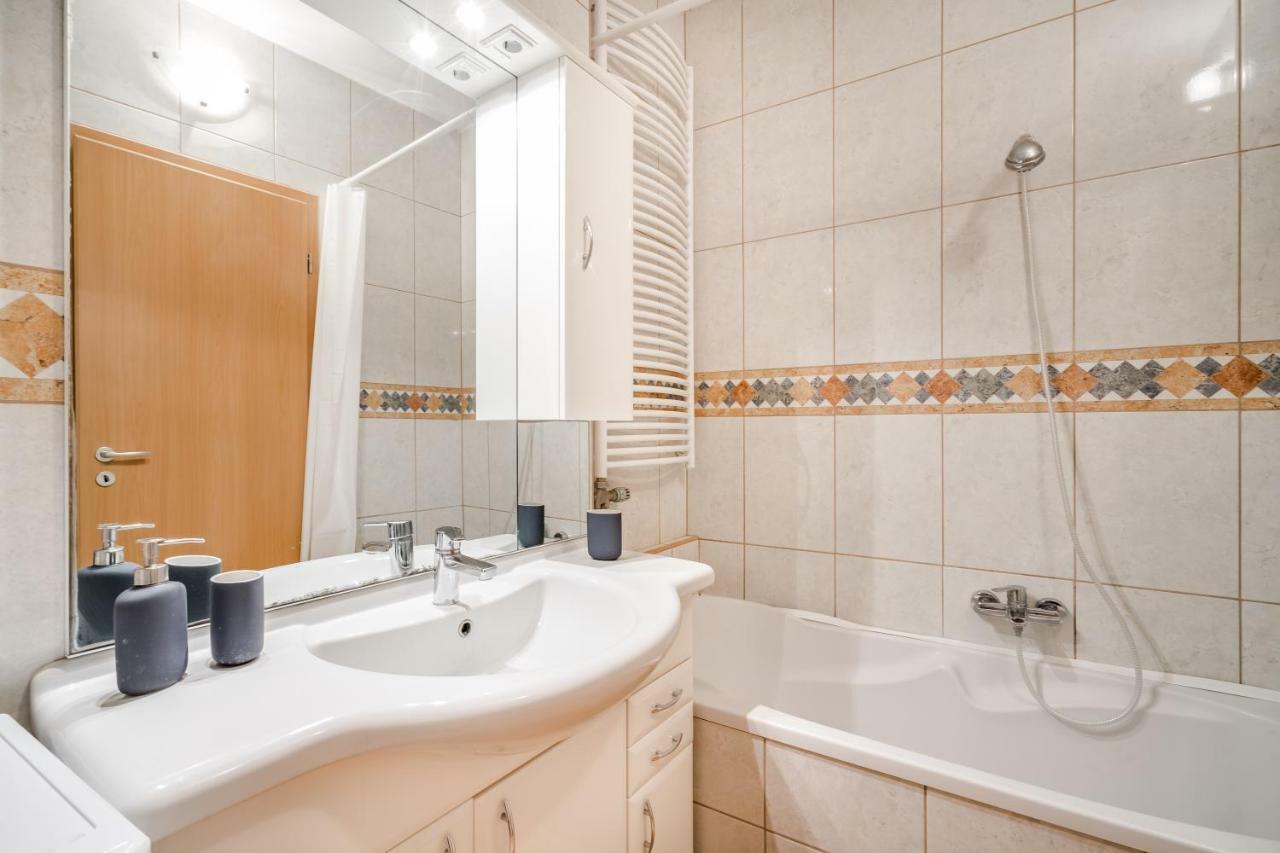Appartamento Bpr Vivid Downtown Vibe With Balcony Budapest Esterno foto